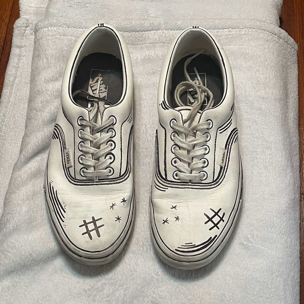 Stylish White Graphic Men's Shoes